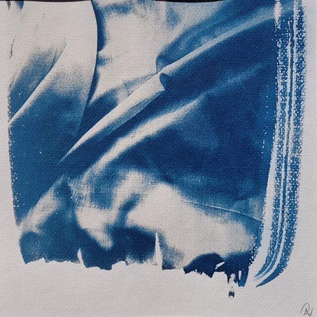 Geruchsperlen im Gewebefaden I-II
smell bead drop in the thread tissue I-II
aus der Werkserie Tuchfühlung
part of the cycle "Tuchfühlung"

je 20 x 20
Cyanotypie
.
.
.
.
.
.
#art #artphotography #photography #cyanotypie #cyanotype #tissue #poetry #poetic