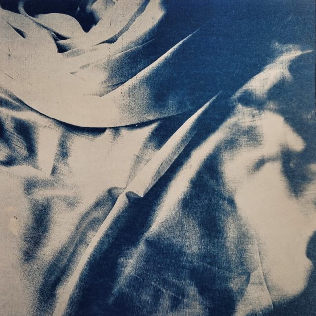 Faltenwurf - Lebensspur
aus der Werkserie 
Tuchfühlung - Lebenslandschaften
folds of life trace
part of the cycle
living landscape -tissue toutch

je 20 x 20 
Cyanotypie
.
.
.
.
.
.
#art #artphotography #photography #cyanotype #cyanotypes #tissue #poetry #poetic #paper #paperwork #melancholy #melancholyart #artonpaper